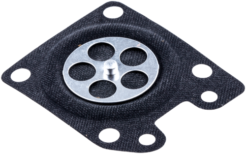 Membrana gaźnika do wykaszarki Husqvarna 132 R, w formie czarnej, teksturowanej płytki z metalowym dyskiem z sześcioma otworami, widoczna z boku, pod kątem. Posiada dwa otwory mocujące po lewej stronie.