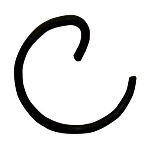 Zacisk tłoka wykaszarki 120 R Husqvarna w czarnym kolorze. Masywny, okrągły kształt z lekko zakrzywionym końcem, zamontowany w pozycji leżącej na białym tle. Przeznaczony do mocowania tłoków w wykaszarkach, gwarantuje solidne trzymanie.