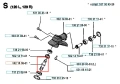 Oś wykaszarki 120 R Husqvarna, metalowa, z kilkoma gwintowanymi końcówkami. Ujęcie w zbliżeniu, ukazujące detal śrub i mocowań. Tło białe, proste, co podkreśla widoczność elementów mechanicznych. Długość osy wynosi około 20 cm.