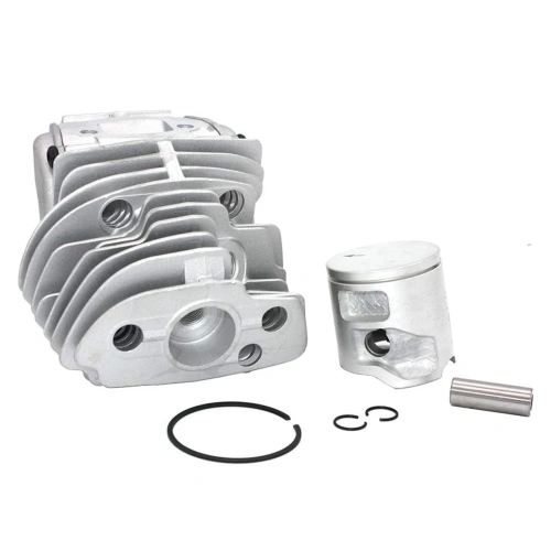 Zespół cylindra pilarki Husqvarna 545 w kolorze srebrnym. Widoczne elementy to cylinder z widocznym skomplikowanym radiatorem, tłok oraz metalowe akcesoria, w tym pierścień i wałek mocujący. Elementy w pozycji poziomej na białym tle.