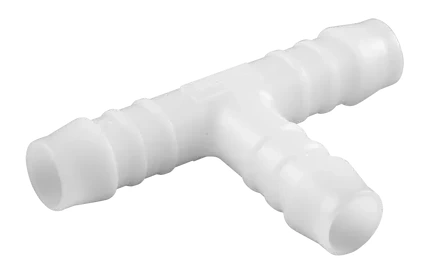 Biały rozdzielacz PCW w kształcie litery T o średnicy 12 mm. Dwa przyłącza z wgłębieniami, ułatwiającymi montaż. Produkt leży płasko na jednolitym tle, bez dodatkowych akcesoriów. Idealny do systemów rur.