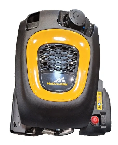 Silnik RV 150 do kosiarek McCulloch w kolorze czarnym z żółtą pokrywą. Widok z góry, pokazujący siatkę wentylacyjną, logo McCulloch oraz gaźnik. Widoczne oznaczenia ostrzegawcze oraz przycisk start. Produkt umieszczony na neutralnym tle.