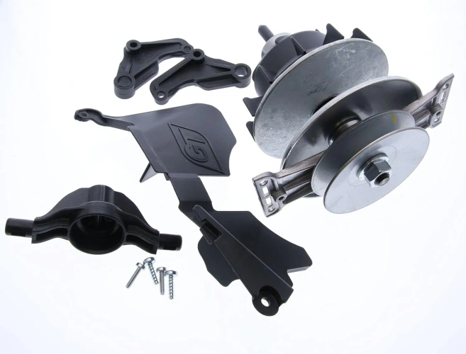 Zestaw serwisowy przekładni RS800P, zawierający metalowe koła oraz elementy plastikowe w kolorze czarnym. Widoczny z góry w ułożeniu płaskim, ujawniający szczegóły mocowań oraz logo. Zestaw zawiera śruby do montażu.