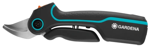 Sekator akumulatorowy Gardena o ergonomicznej rączce w czarnym kolorze z niebieskimi akcentami. Stalowe ostrze o zaokrąglonym kształcie. Produkt widoczny z boku, w pozycji leżącej. Wyraźne logo Gardena.