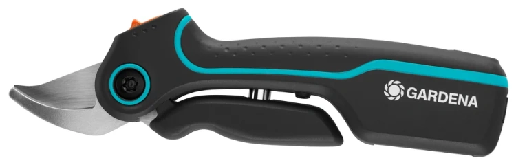 Sekator akumulatorowy Gardena o ergonomicznej rączce w czarnym kolorze z niebieskimi akcentami. Stalowe ostrze o zaokrąglonym kształcie. Produkt widoczny z boku, w pozycji leżącej. Wyraźne logo Gardena.