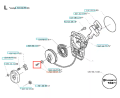Śruba wykaszarki Husqvarna 142, metalowa, w kolorze srebrnym, z widocznymi gwintami. Produkt pokazany z boku w kontekście schematu, otoczony innymi częściami. Wyraźny detal konstrukcji, istotny dla montażu części w urządzeniu.
