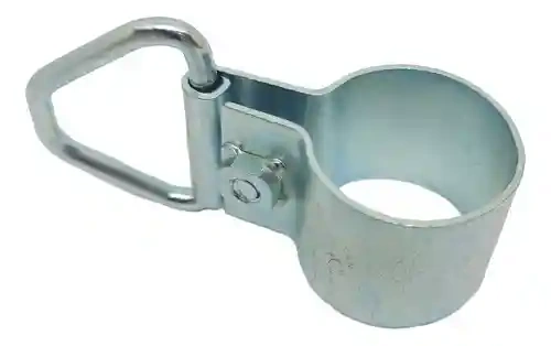 Wspornik wykaszarki Husqvarna w kolorze metalicznym, wykonany z wytrzymałego materiału. Gładka powierzchnia, okrągły kształt. Ujęcie z boku, widoczny mechanizm mocowania z przesuwanym zaczepem. Idealny do montażu na wykaszarce.