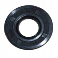 Pierścień uszczelniający wykaszarki 142 R Husqvarna w kolorze czarnym, wykonany z materiału gumowego. Widok frontalny, leżący na płaskiej powierzchni. Wyróżniające się napisy: TC 15 35 7 oraz logo producenta.