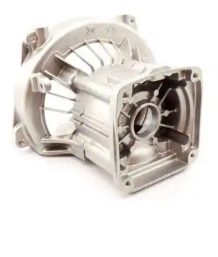 Skrzynia korbowa wykaszarki 142 R Husqvarna w kolorze srebrnym, wykonana z aluminium. Widoczny otwór w centralnej części oraz żebrowane wykończenie dla lepszej wentylacji. Ujęcie z boku, na jednolitym tle.
