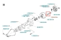 Śruba wykaszarki 142 R Husqvarna, metalowa, o cylindrycznym kształcie, widoczna w rysunku technicznym. Zbliżenie na szczegół do montażu, z wyraźnym oznaczeniem i numerami katalogowymi. Element leży na białym tle, ułatwiając identyfikację.