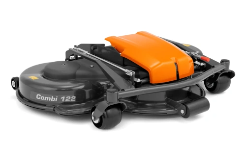 Zespół koszący C122/P524X w kolorze czarnym z pomarańczowym pokryciem ochronnym. W widoku z boku, produkt leży na płaskiej powierzchni. Widoczna jest etykieta Combi 122, metalowa konstrukcja oraz kółka pomocnicze dla łatwego manewrowania.