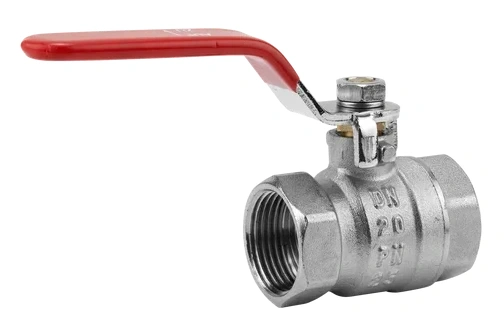 Zawór kulowy G 3/4 o metalicznej obudowie z czerwonym uchwytem. Ujęcie z boku, produkt stoi na płaskiej powierzchni. Widoczne oznaczenie DN 20. Zawór ma cylindryczny kształt i gwintowane końcówki. Na tle jednolitym, bez dodatkowych elementów.