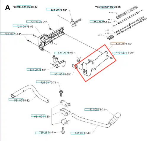 Uchwyt wykaszarki 132 R Husqvarna w kolorze czarnym, plastikowy, o prostym kształcie z wycięciami. Zbliżenie z boku ukazuje mocowanie. Produkt przedstawiony w kontekście schematu części, na białym tle, bez dodatkowych akcesoriów.
