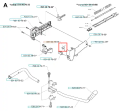 Sprężyna powrotna wykaszarki 132 R Husqvarna w kolorze czarnym, metalowa, o cylindrycznym kształcie. Zbliżenie na element mocujący z widocznym logo producenta. Ujęcie z boku, na jednolitym tle, ukazuje detale i tekstury sprężyny.