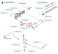 Osłona wykaszarki 132 R Husqvarna w kolorze czarnym, wykonana z wytrzymałego tworzywa, o kształcie prostokątnym. Produkt widoczny z boku, z ujęciem na mocowanie. Tło proste, biały kolor. Element przeznaczony do ochrony narzędzia w trakcie pracy.