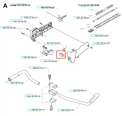 Osłona wykaszarki 132 R Husqvarna w kolorze czarnym, wykonana z wytrzymałego tworzywa, o kształcie prostokątnym. Produkt widoczny z boku, z ujęciem na mocowanie. Tło proste, biały kolor. Element przeznaczony do ochrony narzędzia w trakcie pracy.