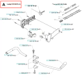 Spust przepustnicy wykaszarki Husqvarna 132 R, metalowy element w kolorze srebrnym z czarnymi detalami. Ujęcie frontalne, produkt leży płasko na białym tle. Widoczne oznaczenia i numery katalogowe. Równa, gładka powierzchnia, brak dekoracji.