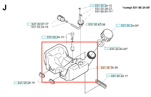 Zbiornik wykaszarki 132 R Husqvarna w kolorze czarnym. Produkt widoczny z boku, z perspektywy z góry. Zawiera otwór na paliwo oraz element mocowania. Detale obejmują wyprofilowane krawędzie. Tło proste, białe.