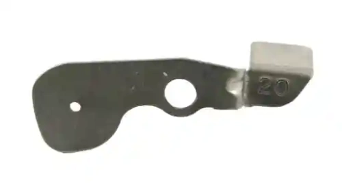 Klapa dławiąca wykaszarki 132 R Husqvarna w metalicznym kolorze. Produkt leży na białym tle, widoczny z boku. Zawiera oznaczenie 20. Kształt prostokątny z wycięciem i otworem mocującym. Idealna do precyzyjnego montażu w sprzęcie ogrodniczym.