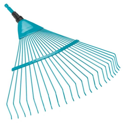 Grabie druciane Gardena Combisystem o szerokości 50 cm w kolorze błękitnym. Ujęcie w zbliżeniu, ukazujące długie, wąskie zęby oraz plastikowy uchwyt. Produkt leży poziomo, bez dodatkowych elementów w tle.