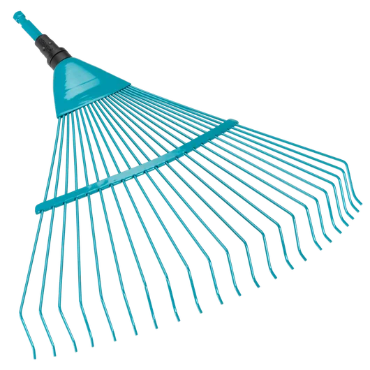 Grabie druciane Gardena Combisystem o szerokości 50 cm w kolorze błękitnym. Ujęcie w zbliżeniu, ukazujące długie, wąskie zęby oraz plastikowy uchwyt. Produkt leży poziomo, bez dodatkowych elementów w tle.