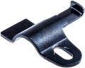 Wspornik wykaszarki 122 R Husqvarna w kolorze czarnym, w kształcie prostokątnym z wycięciem. Ujęcie z boku, przedstawiające element z mocowaniem. Produkt wykonany z metalu, o gładkiej powierzchni. Widoczne logo Husqvarna na detalu.