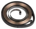 Sprężyna rozrusznika wykaszarki 122 R Husqvarna, spiralna, metalowa, w odcieniach czerni i brązu. Widoczna z góry, ułożona poziomo. Produkt zachowuje elastyczność, przeznaczony do uruchamiania urządzeń ogrodniczych.