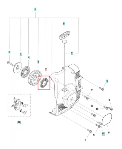 Zbliżenie sprężyny rozrusznika wykaszarki Husqvarna 122 R, ukazujące metalową fakturę, okrągły kształt i znak identyfikacyjny na białym tle.
