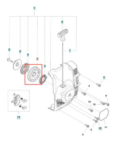 Kółko rozrusznika wykaszarki 122 R Husqvarna w kształcie okręgu, z widocznymi rowkami. Element w kolorze metalicznym, z logo Husqvarna. Ujęcie z boku, ukazujące detale konstrukcyjne oraz element mocujący. Produkt leży na jednolitym tle.
