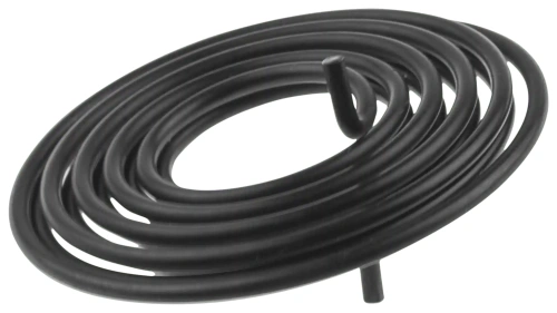 Czarna sprężyna rozrusznika wykaszarki Husqvarna 122 RJ, spiralna z wystającym elementem mocującym, leżąca na jednolitym tle, ukazująca detale i kluczową długość oraz kształt.