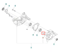 Przetyczka wykaszarki 122 R Husqvarna, metalowa, w kolorze srebrnym. Widok z boku, zamontowana. Połączenie komponentów wykaszarki w układzie montażowym. Otoczenie na jasnym tle, szczegóły obejmują widoczne mocowania i elementy montażowe.