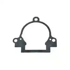 Uszczelka skrzyni korbowej wykaszarki Husqvarna 122 R, czarna, okrągła z prostokątnym elementem u podstawy, otwory mocujące po bokach. Zapewnia szczelność jednostki napędowej.