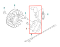 Układ zapłonowy wykaszarki 122 R Husqvarna. Widok z boku, zbliżenie na element zapłonowy w czarnym kolorze, z metalowymi złączami. Przewody elektryczne oraz wtyczka są widoczne. Produkt leży płasko, otoczony innymi komponentami silnika.