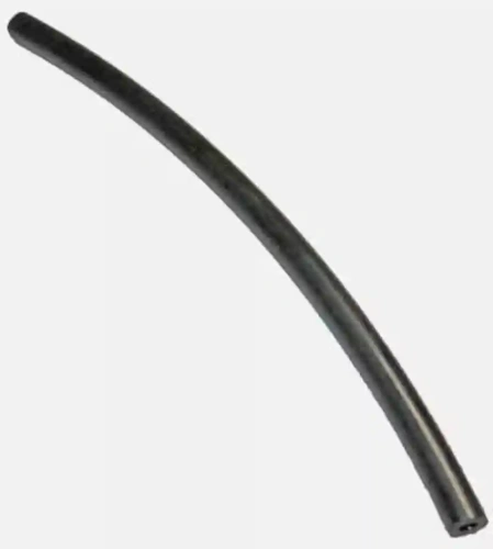 Czarny, giętki przewód zbiornika paliwa do wykaszarki Husqvarna 122 R, gładki i zakrzywiony, długości ok. 30 cm, z widocznym końcem i otworem, na jednolitym tle.