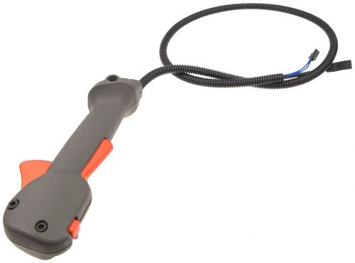 Zespół przepustnicy wykaszarki 124 R Husqvarna w kolorze szarym z pomarańczowym uchwytem. Wyraźnie widoczny kabel w osłonie. Produkt prezentowany w zbliżeniu, z kątem uchwycenia z boku, ukazującym detale i wyprofilowanie uchwytu.