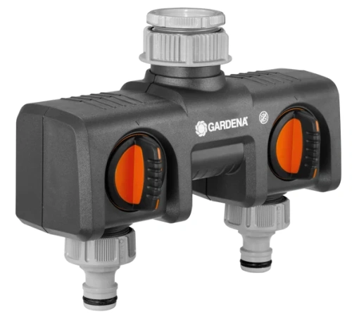 Rozdzielacz podwójny OGS w kolorze czarnym z pomarańczowymi pokrętłami. Produkt widoczny z przodu, zamontowany, z dwoma złączkami. Na powierzchni występują rowki dla lepszego uchwytu. Idealny do podziału wody w ogrodzie.