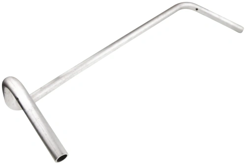 Uchwyt wału wykaszarki 124 R Husqvarna w kolorze srebrnym, wykonany z metalu. Produkt leży na białym tle, widoczny z boku, z wygiętym końcem do montażu. Uchwyt ma prosty kształt i jest długi, bez dodatkowych detali.