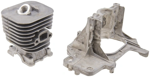 Zespół skrzyni korbowej wykaszarki Husqvarna 124 L, metalowy, srebrny. Widok z przodu na silnik: cylindr po lewej, podstawa po prawej, z prostokątnymi wzorami na cylindrze.