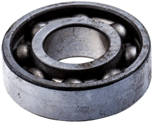 Łożysko wału korbowego wykaszarki 125 RD Husqvarna w metaliczno-szarym kolorze. Widok z boku, zbliżenie na szczegóły, widoczne kulki łożyskowe i podstawowa bezbarwna struktura. Produkt jest nowy, przedstawiony na jednolitym tle.