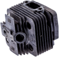 Cylinder wykaszarki Husqvarna 125 RB w kolorze szarym, z wyraźnymi żeberkami chłodzącymi. Widok z boku, ukazujący otwory montażowe oraz gniazdo wylotowe. Produkt o prostokątnym kształcie, wykonany z metalu, z delikatnymi śladami użycia.