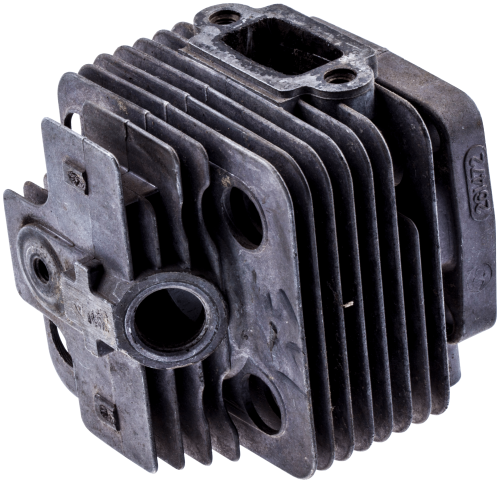 Cylinder wykaszarki Husqvarna 125 RB w kolorze szarym, z wyraźnymi żeberkami chłodzącymi. Widok z boku, ukazujący otwory montażowe oraz gniazdo wylotowe. Produkt o prostokątnym kształcie, wykonany z metalu, z delikatnymi śladami użycia.
