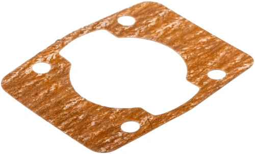 Uszczelka tłoka wykaszarki 125 RB Husqvarna w kolorze brązowym. Posiada okrągły otwór w centrum oraz cztery wycięcia w rogach. Produkt ukazany w zbliżeniu, leżący na jednolitym tle, ukazując jego teksturowaną powierzchnię.