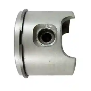 Tłok wykaszarki 125 RB Husqvarna w kolorze srebrnym, wykonany z metalu. Widoczny z boku, z wycięciem, otworem do mocowania. Gładka powierzchnia, brak ozdób. Produkt leży na jednolitym tle, dobrze eksponując swoje detale.