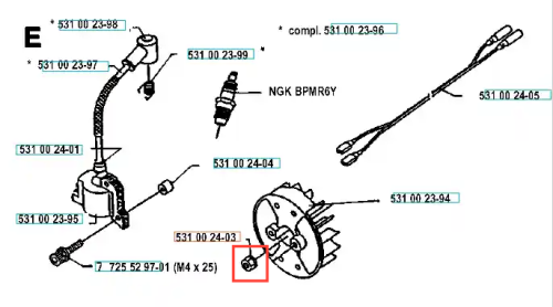 Nakrętka wykaszarki 125 RB Husqvarna przedstawiona z boku, leżąca na białym tle. Produkt o cylindrycznym kształcie, metalowy, z gwintem na wewnętrznej stronie. Widoczne oznaczenie typu nakrętki. Wydaje się nowa, z brakującymi śladami użycia.