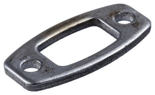 Element odległościowy tłumika wykaszarki 125 RB Husqvarna, metalowy, o owalnym kształcie, w kolorze stalowym. Widoczne dwa otwory montażowe, produkt leży na białym tle, zbliżenie ukazujące detale i fakturę powierzchni.