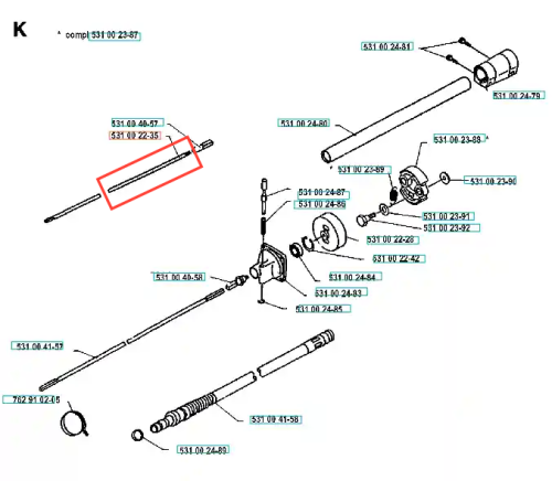 Wał napędowy wykaszarki Husqvarna 125 RB, metaliczny, prosty, cylindryczny, około 30 cm, niezmontowany z widocznymi elementami mocującymi na białym tle z technicznymi schematami.