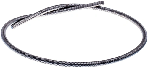 Trzonek wału wykaszarki 125 RB Husqvarna, metaliczny, długości około 1 m, o cylindrycznym kształcie, z wyraźnym wytłoczeniem na końcu. Złożony w pętlę, na jednolitym tle. Dobrze widoczne detale tekstury oraz spoiny.