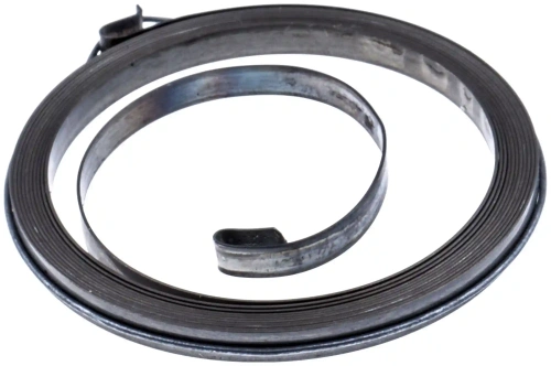 Sprężyna rozrusznika do wykaszarki Husqvarna 125RB/125R w kolorze czarnym. Złożona w formie spiralnej, wykonana z metalu, o gładkiej fakturze i widocznym logotypie producenta. Ujęcie z boku, na białym tle.