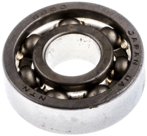 Łożysko kulkowe wykaszarki 125 RD Husqvarna, metalowe, o okrągłym kształcie, z centralnym otworem. Widoczne kulki łożyskowe w stalowej obudowie, z czytelnym napisem JAPAN oraz oznaczeniami. Ujęcie z boku, wyróżniające konstrukcję.