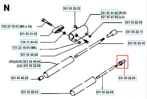Adapter wykaszarki 125 RD Husqvarna w kolorze srebrnym, z metalowym mocowaniem. Widoczny z boku w pozycji leżącej, z szczegółowym zbliżeniem na końcówkę adaptera. Na grafice dodatkowe oznaczenia i numery części, ukazane na prostym tle.